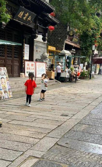 撒贝宁一家游玩南京李白背包身材好龙凤胎儿女令人羡慕
