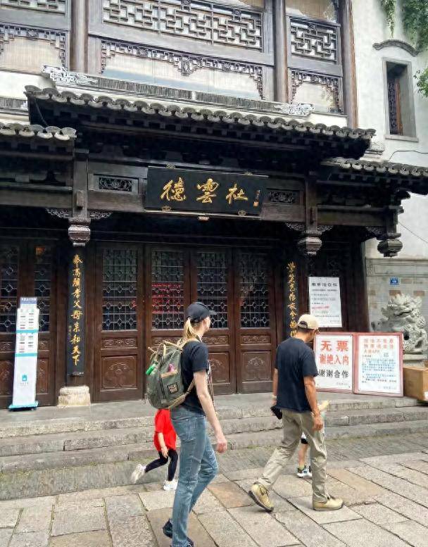 撒贝宁一家四口游南京李白背包身材好龙凤胎儿女令人羡慕!